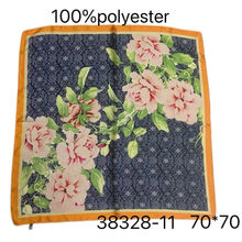 Foulard carré en polyester satiné à motif floral et fond ornemental