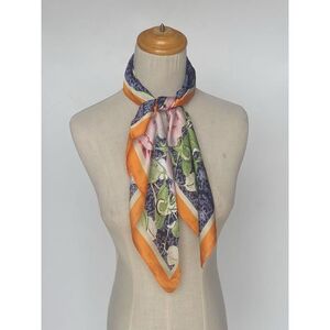 Foulard carré en polyester satiné à motif floral et fond ornemental