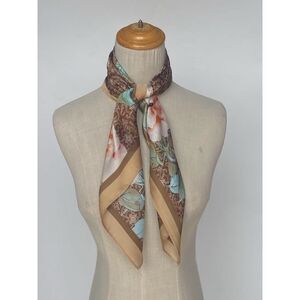 Foulard carré en polyester satiné à motif floral et fond ornemental