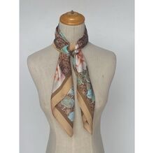 Foulard carré en polyester satiné à motif floral et fond ornemental