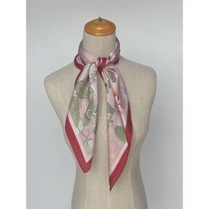 Foulard carré en polyester satiné à motif floral et fond ornemental