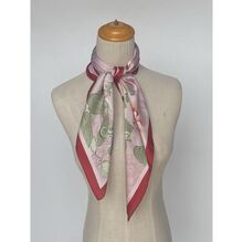 Foulard carré en polyester satiné à motif floral et fond ornemental