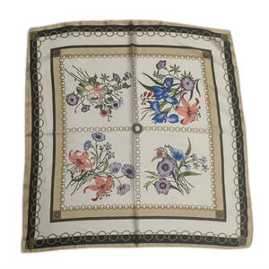 Foulard carré en polyester satiné à motif patchwork floral et chaînes