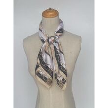 Foulard carré en polyester satiné à motif patchwork floral et chaînes