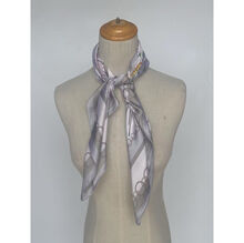 Foulard carré en polyester satiné à motif patchwork floral et chaînes