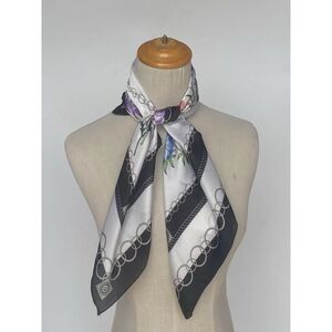 Foulard carré en polyester satiné à motif patchwork floral et chaînes