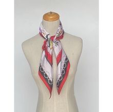 Foulard carré en polyester satiné à motif patchwork floral et chaînes