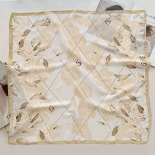 Foulard carré en polyester satiné avec un imprimé floral et losanges