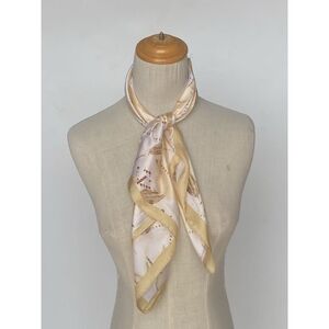 Foulard carré en polyester satiné avec un imprimé floral et losanges