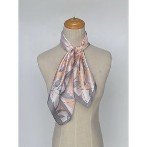 Foulard carré en polyester satiné avec un imprimé floral et losanges