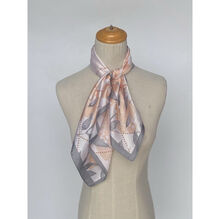 Foulard carré en polyester satiné avec un imprimé floral et losanges