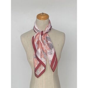 Foulard carré en polyester satiné avec un imprimé floral et losanges