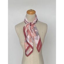 Foulard carré en polyester satiné avec un imprimé floral et losanges