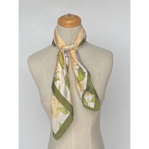 Foulard carré en polyester satiné avec un imprimé floral et losanges