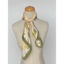 Foulard carré en polyester satiné avec un imprimé floral et losanges