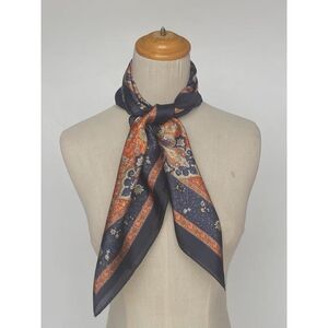 Foulard carré en polyester satiné à motif cachemire symétrique