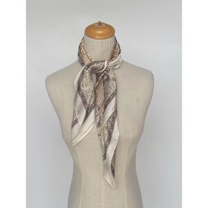 Foulard carré en polyester satiné à motif cachemire symétrique