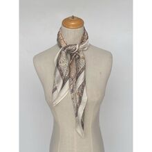 Foulard carré en polyester satiné à motif cachemire symétrique