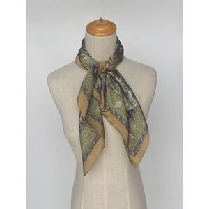 Foulard carré en polyester satiné à motif cachemire symétrique