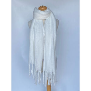 Écharpe unie et épaisse bordée avec des franges décoratives