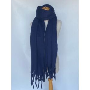 Écharpe unie et épaisse bordée avec des franges décoratives