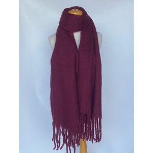 Écharpe unie et épaisse bordée avec des franges décoratives