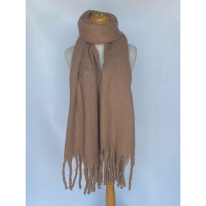 Écharpe unie et épaisse bordée avec des franges décoratives