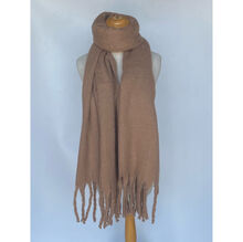 Écharpe unie et épaisse bordée avec des franges décoratives