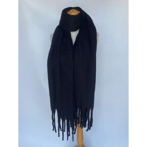 Écharpe unie et épaisse bordée avec des franges décoratives