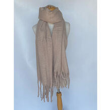 Écharpe unie et épaisse bordée avec des franges décoratives