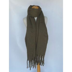 Écharpe unie et épaisse bordée avec des franges décoratives