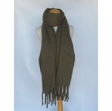 Écharpe unie et épaisse bordée avec des franges décoratives