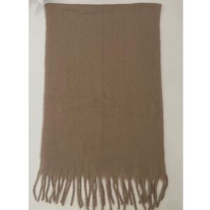Écharpe unie et épaisse bordée avec des franges décoratives