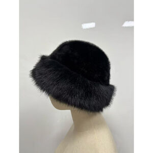 Chapeau en fausse fourrure au toucher soyeux et moelleux