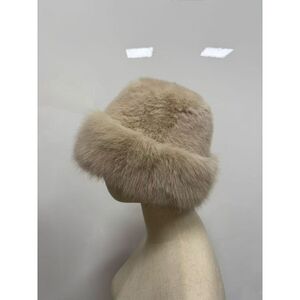 Chapeau en fausse fourrure au toucher soyeux et moelleux