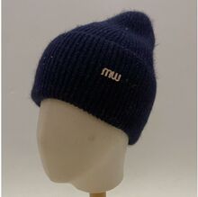 Bonnet en angora et acrylique décoré d'un bijou initiales en strass brillants