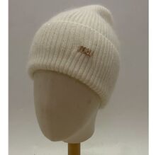 Bonnet en angora et acrylique décoré d'un bijou initiales en strass brillants