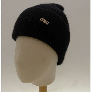 Bonnet en angora et acrylique décoré d'un bijou initiales en strass brillants