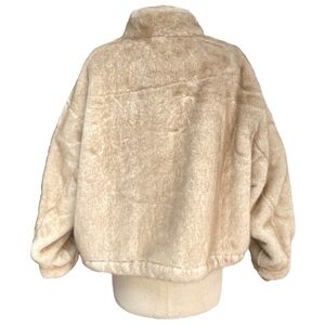 Veste en fausse fourrure au toucher très doux avec poches décoratives