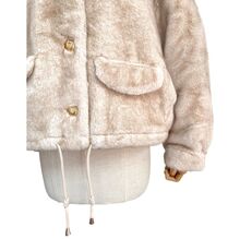 Veste en fausse fourrure au toucher très doux avec poches décoratives