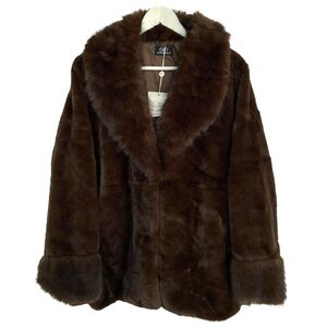 Manteau ceinturé en fausse fourrure avec col à revers, au toucher très doux