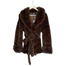 Manteau ceinturé en fausse fourrure avec col à revers, au toucher très doux