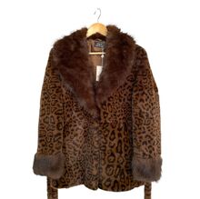 Manteau ceinturé en fausse fourrure avec col à revers, au toucher très doux