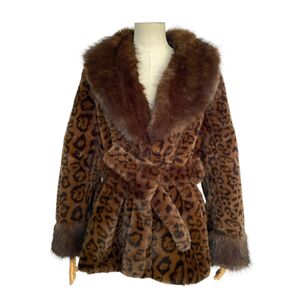 Manteau ceinturé en fausse fourrure avec col à revers, au toucher très doux