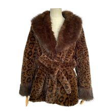 Manteau ceinturé en fausse fourrure avec col à revers, au toucher très doux