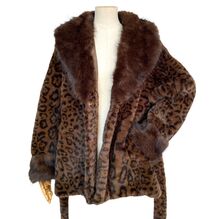 Manteau ceinturé en fausse fourrure avec col à revers, au toucher très doux