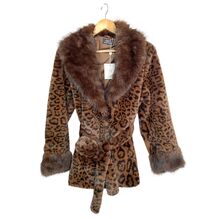 Manteau ceinturé en fausse fourrure avec col à revers, au toucher très doux