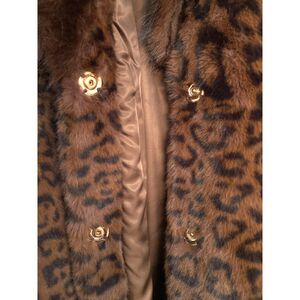 Manteau ceinturé en fausse fourrure avec col à revers, au toucher très doux