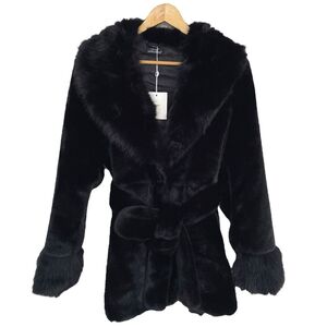 Manteau ceinturé en fausse fourrure avec col à revers, au toucher très doux