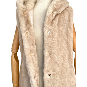 Gilet à capuche en fausse fourrure sans manches avec fermeture à boutons et ceinture